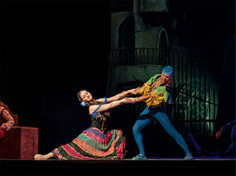图:舞台上的两个舞者